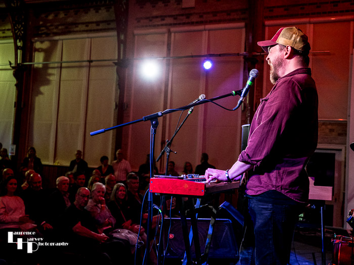 Eddy Smith on vocals & keys 