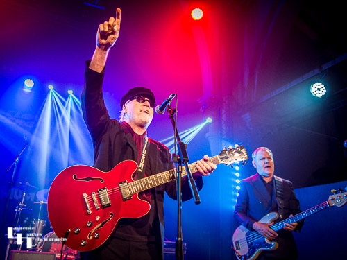 Dennis Greaves on vocals & guitar