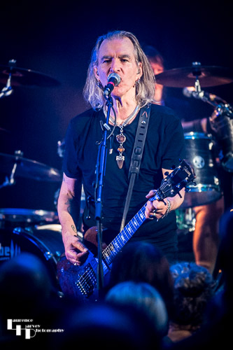 Justin Sullivan on vocals & guitar