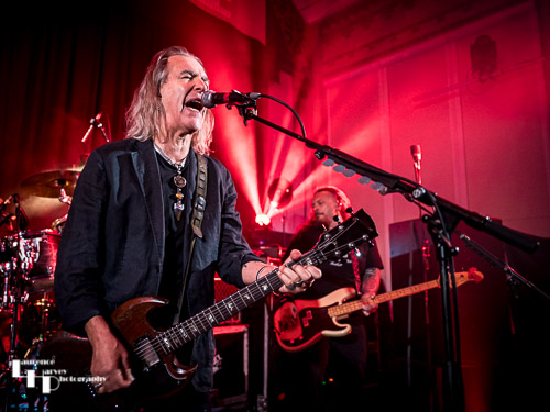 Justin Sullivan on vocals & guitar