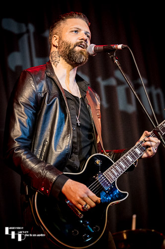 Ross Harding on vocals & guitar