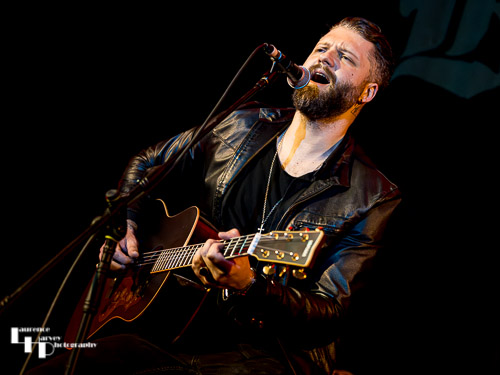 Ross Harding on vocals & guitar