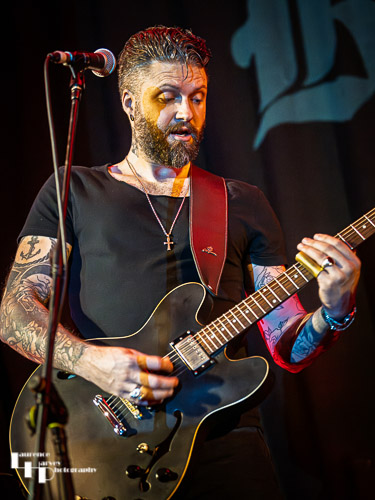 Ross Harding on vocals & guitar
