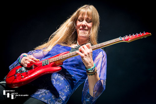 Amanda Lehmann on vocals & guitar