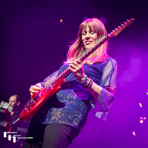 Amanda Lehmann on vocals & guitar