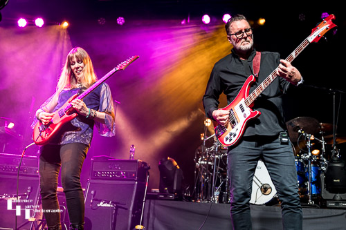 Amanda Lehmann on guitar, Jonas Reingold on bass