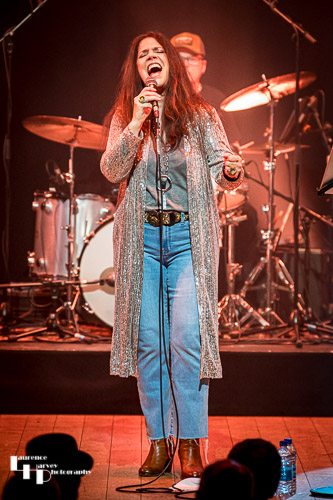 Sari Schorr on vocals