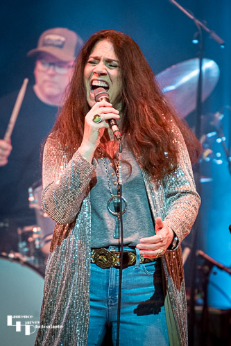 Sari Schorr on vocals
