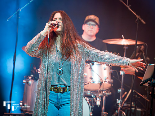 Sari Schorr on vocals