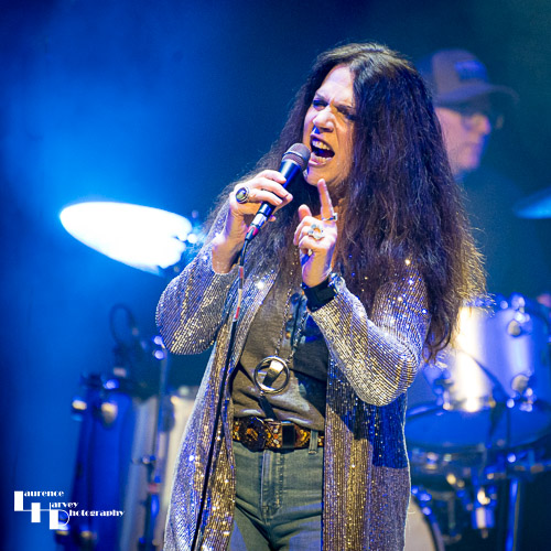 Sari Schorr on vocals