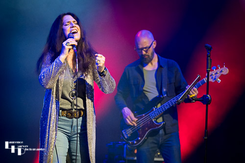 Sari Schorr on vocals, Carl Stanbridge on bass