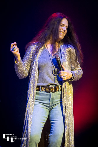 Sari Schorr on vocals