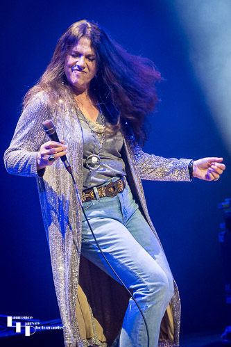 Sari Schorr on vocals