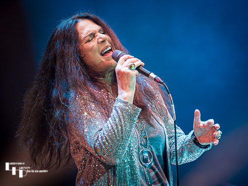 Sari Schorr on vocals