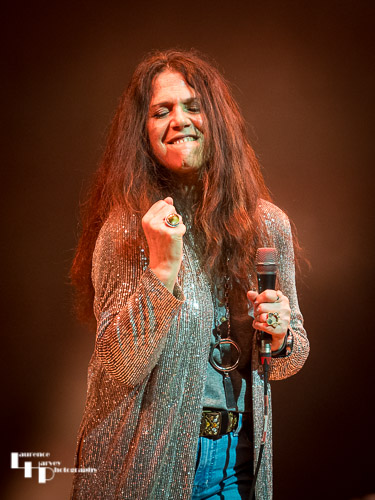 Sari Schorr on vocals