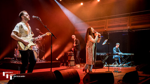 Sari Schorr & her band on stage at The Apex