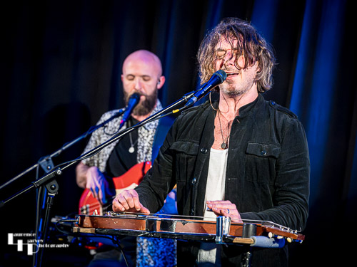 Wille Edwards on vocals & lap steel