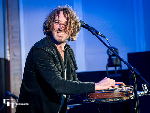 Wille Edwards on vocals & lap steel