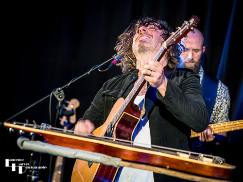 Wille Edwards on vocals & guitar