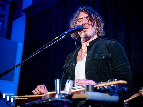 Wille Edwards on vocals & lap steel