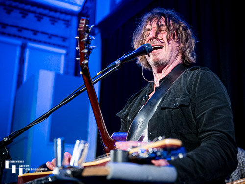 Wille Edwards on vocals & lap steel