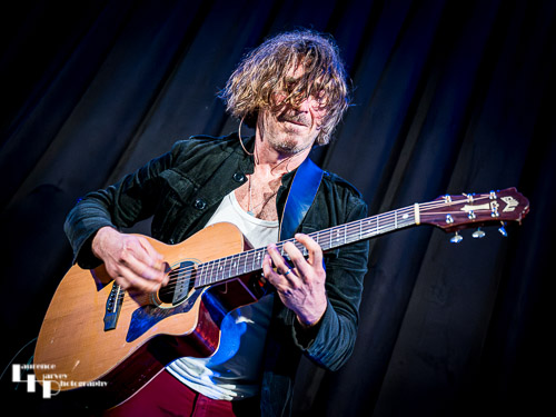 Wille Edwards on vocals & guitar