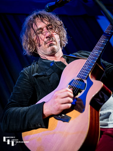 Wille Edwards on vocals & guitar