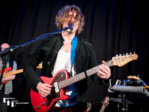 Wille Edwards on vocals & guitar