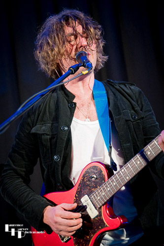 Wille Edwards on vocals & guitar