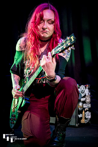 Steph Ashcroft on vocals & guitar