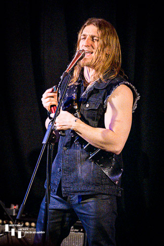 Will Wiide on vocals & harmonica