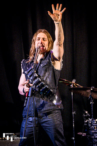 Will Wiide on vocals & harmonica