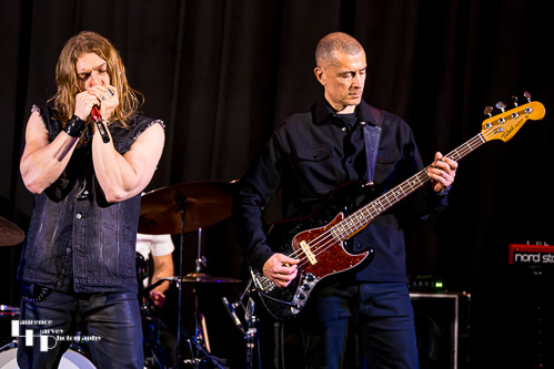 Will Wiide on vocals & harmonica, Russell Carr on bass