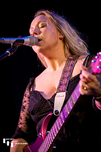 Chantel McGregor on vocals & guitar