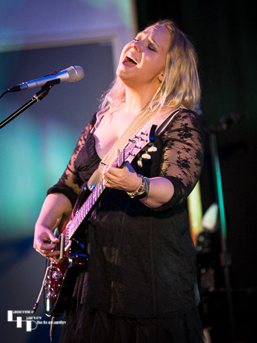 Chantel McGregor on vocals & guitar