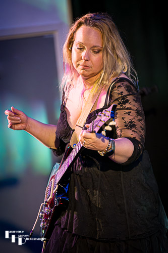 Chantel McGregor on vocals & guitar