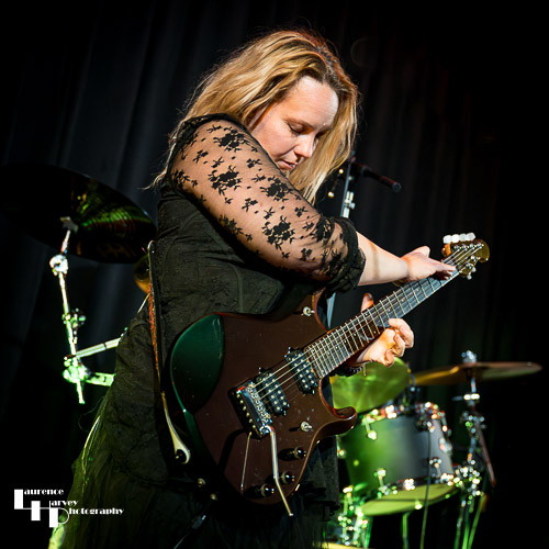 Chantel McGregor on vocals & guitar