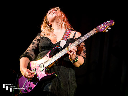 Chantel McGregor on vocals & guitar