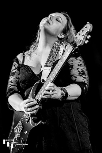 Chantel McGregor on vocals & guitar