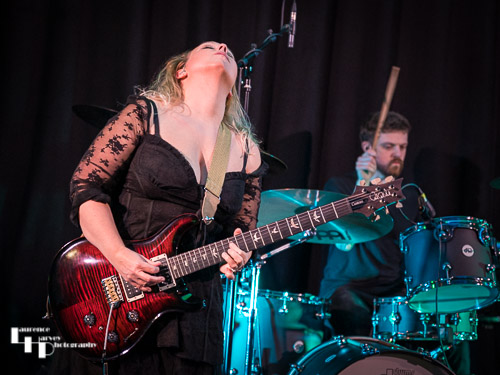 Chantel McGregor on vocals & guitar