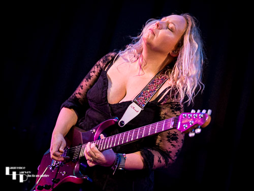 Chantel McGregor on vocals & guitar