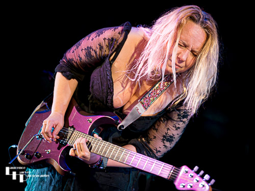 Chantel McGregor on vocals & guitar