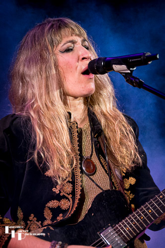 Lee-la Baum on vocals & guitar