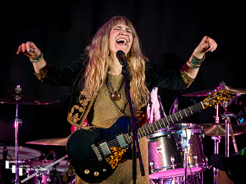 Lee-la Baum on vocals & guitar