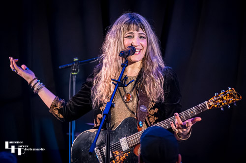 Lee-la Baum on vocals & guitar