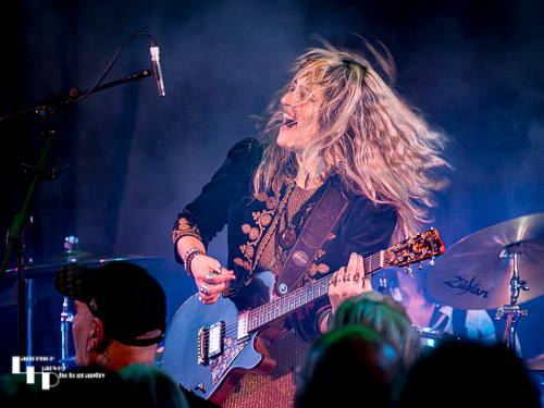 Lee-la Baum on vocals & guitar