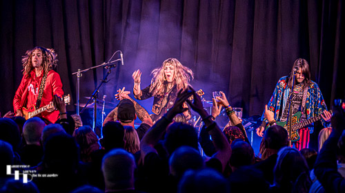 Lee-la Baum on vocals & guitar, Tom Shemerr on guitar, PY Letellier on bass