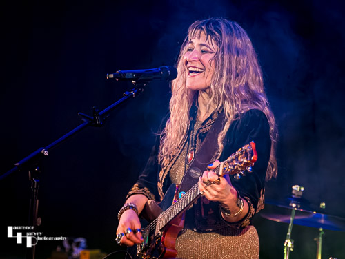 Lee-la Baum on vocals & guitar