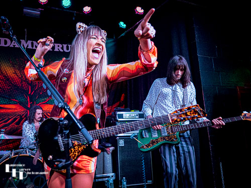 Lee-la Baum on vocals & guitar