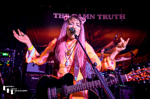 Lee-la Baum on vocals & guitar